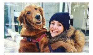 Louboutina, la petite chienne affectueuse qui offre des câlins aux inconnus dans la rue