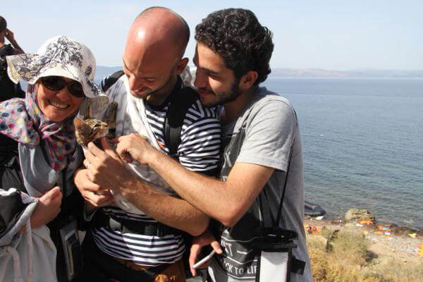 Un chaton est dorloté par ses maîtres 