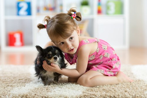 une fillette joue avec un chiot