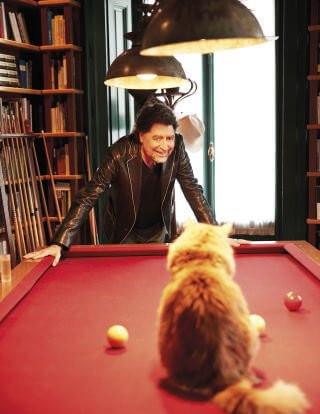 L'artiste jouant avec ses chats