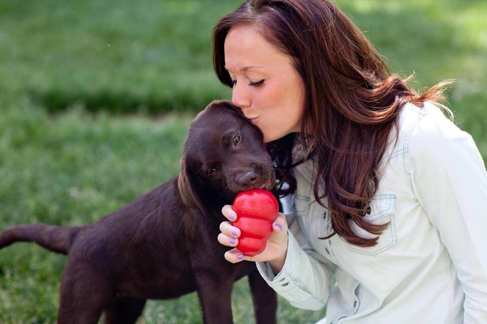 une femme et son chien