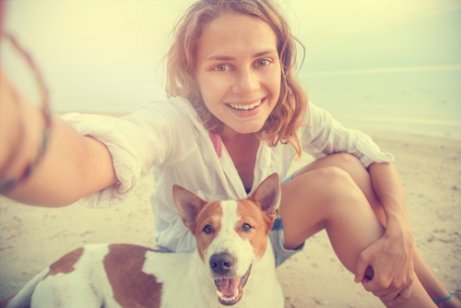 jeune fille qui fait des photos avec son chien