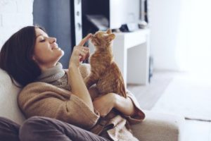 femme avec son animal de compagnie
