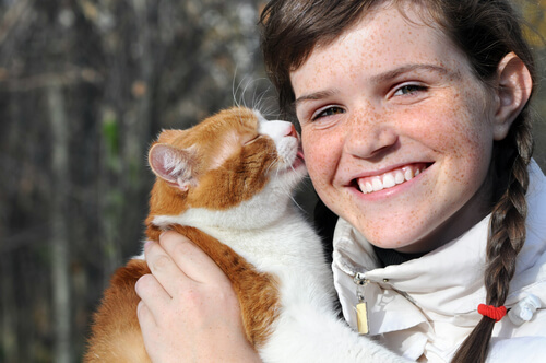les chats nous lèchent le visage ; cela fait partie de leurs comportements étranges