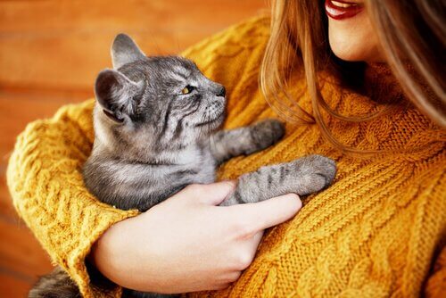 Une femme qui étreint son chat