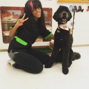 Beau le chien professeur et sa dresseuse
