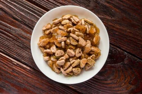 Les aliments humides favorisent l'hydratation chez les chats