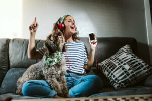 Dois-je laisser la radio allumée pour mon animal de compagnie ?