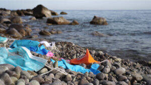 Des déchets sur une plage.