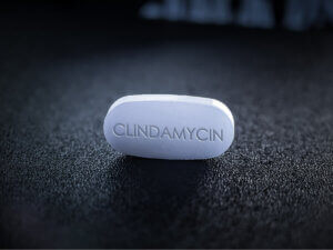 Un cachet de clindamycine.