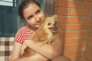 Mon chien a peur de la rue : pourquoi et comment agir ?